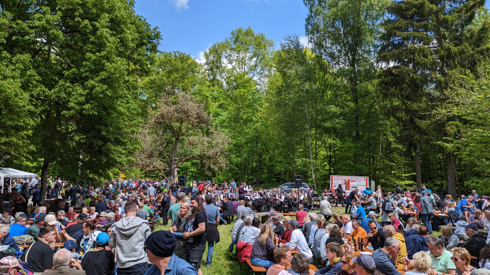Mit Besuchern gefüllte Bänke am Jägersitz