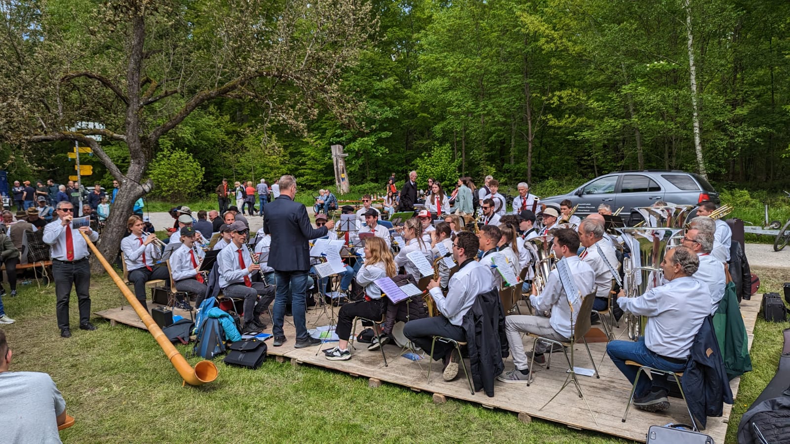 Die Harmoniemusik Montey beim Auftritt am Jägersitz